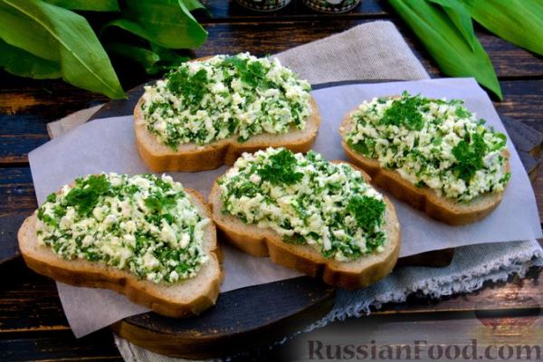 Бутерброды с творогом, яйцами и зеленью