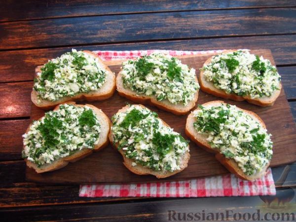 Бутерброды с творогом, яйцами и зеленью