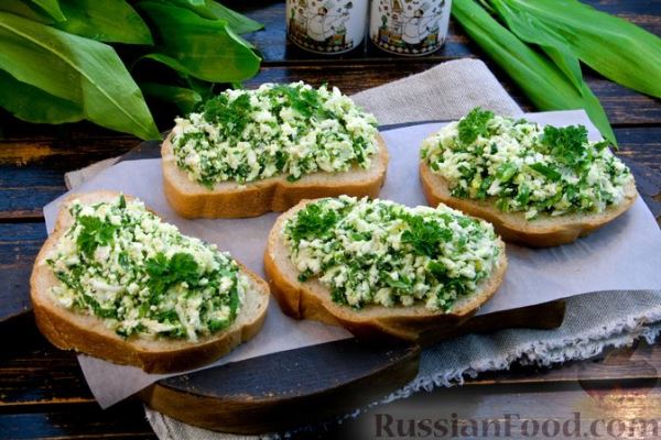 Бутерброды с творогом, яйцами и зеленью