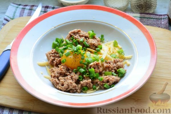 Горячие бутерброды с консервированным тунцом, сыром и зеленью