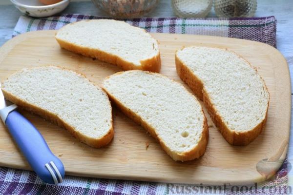 Горячие бутерброды с консервированным тунцом, сыром и зеленью