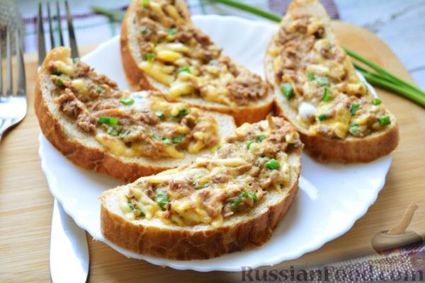 Горячие бутерброды с консервированным тунцом, сыром и зеленью