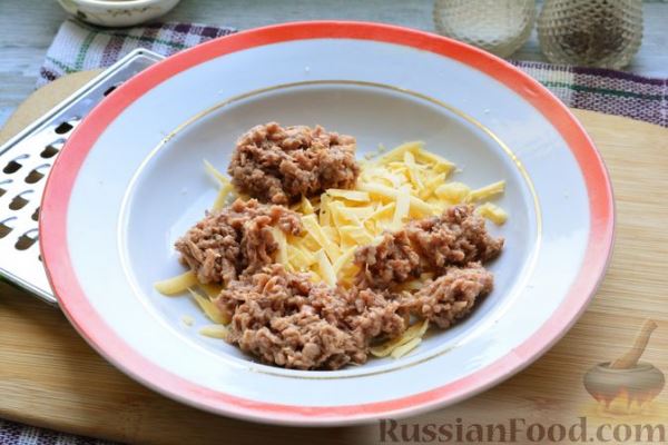 Горячие бутерброды с консервированным тунцом, сыром и зеленью