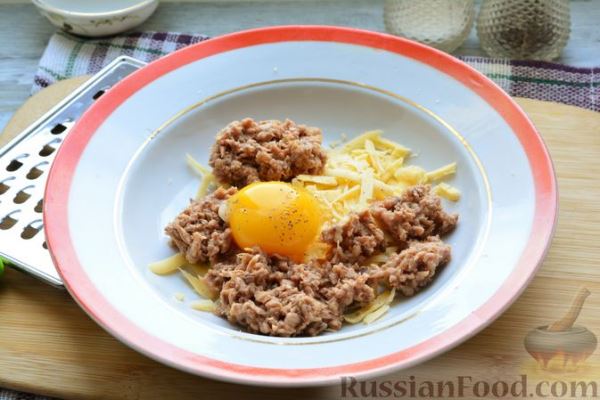 Горячие бутерброды с консервированным тунцом, сыром и зеленью