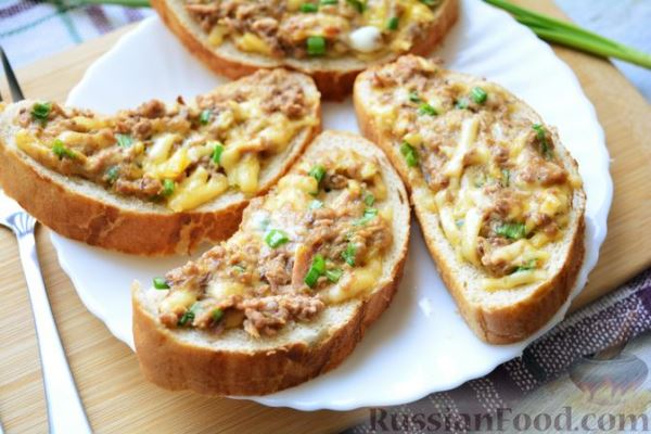 Горячие бутерброды с консервированным тунцом, сыром и зеленью