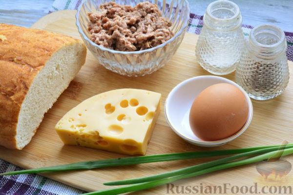 Горячие бутерброды с консервированным тунцом, сыром и зеленью