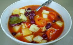 Гороховый крем-суп с чесночными крутонами