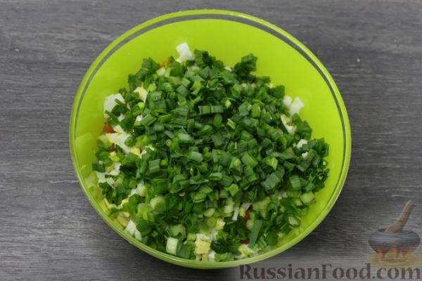 Яичный салат с морковью и луком