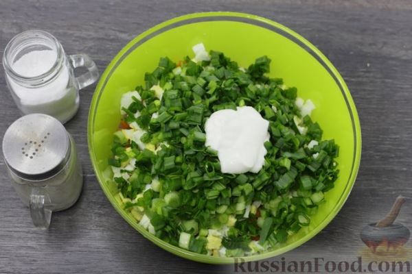 Яичный салат с морковью и луком