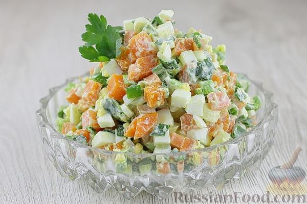 Яичный салат с морковью и луком