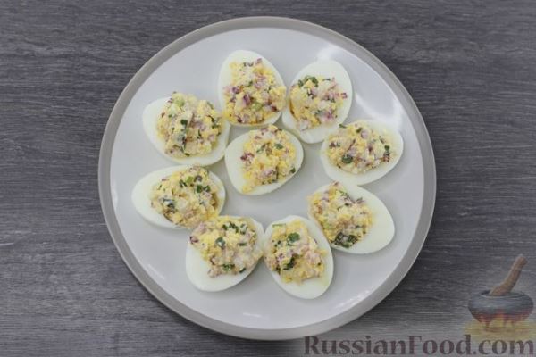 Яйца, фаршированные редисом и зелёным луком