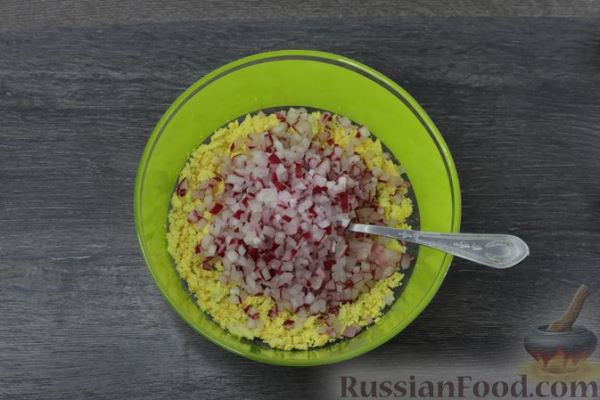 Яйца, фаршированные редисом и зелёным луком