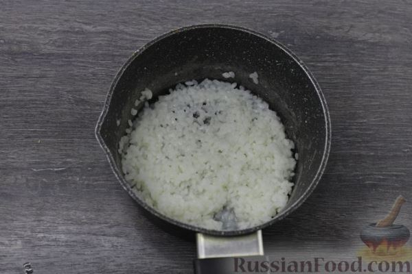 Крабовый салат с горошком, рисом, помидорами и огурцами