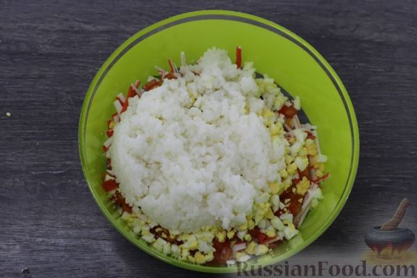 Крабовый салат с горошком, рисом, помидорами и огурцами