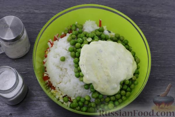 Крабовый салат с горошком, рисом, помидорами и огурцами