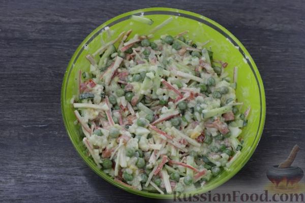 Крабовый салат с горошком, рисом, помидорами и огурцами