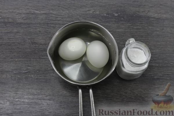 Крабовый салат с горошком, рисом, помидорами и огурцами