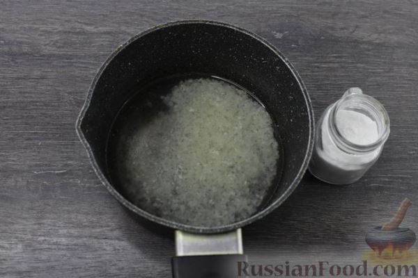 Крабовый салат с горошком, рисом, помидорами и огурцами