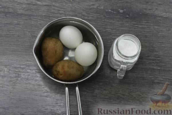 Овощной салат с колбасой и яйцами