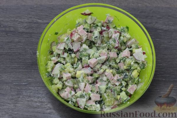 Овощной салат с колбасой и яйцами