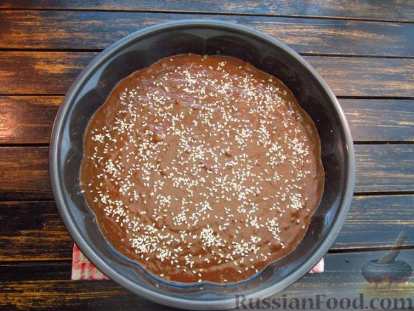 Постный шоколадный пирог с орехами на варенье