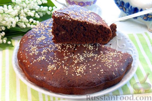 Постный шоколадный пирог с орехами на варенье