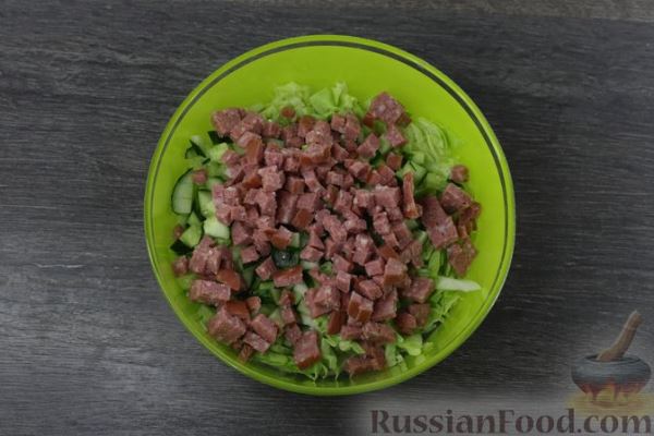 Салат из молодой капусты с колбасой, огурцами и плавленым сыром