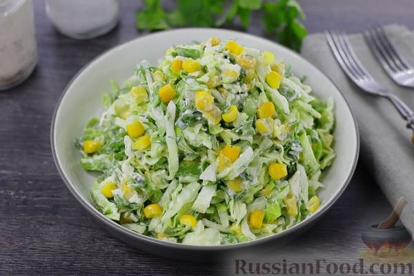 Салат из молодой капусты с плавленым сыром и кукурузой