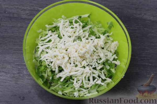 Салат из молодой капусты с плавленым сыром и кукурузой