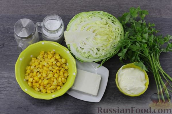 Салат из молодой капусты с плавленым сыром и кукурузой