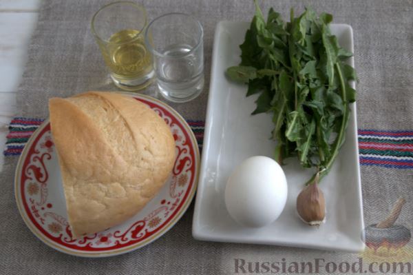 Салат из одуванчиков, с гренками и яйцом