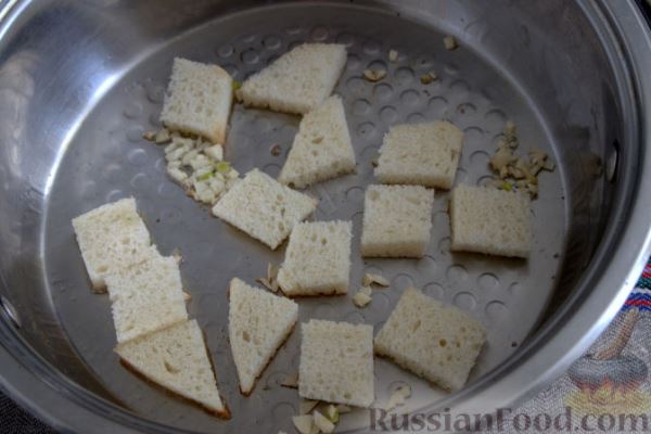 Салат из одуванчиков, с гренками и яйцом