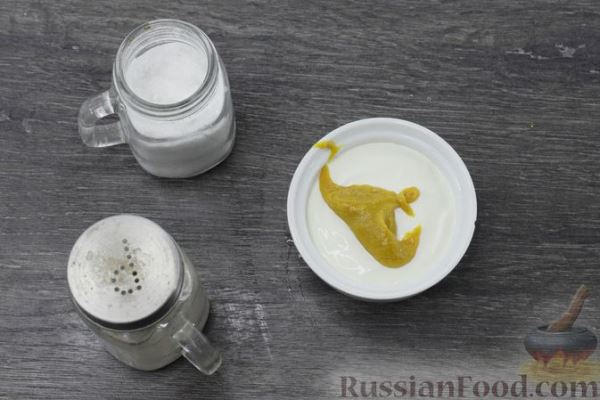 Салат из пекинской капусты с сыром, сухариками и сметанно-горчичной заправкой