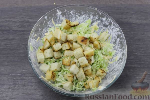 Салат из пекинской капусты с сыром, сухариками и сметанно-горчичной заправкой