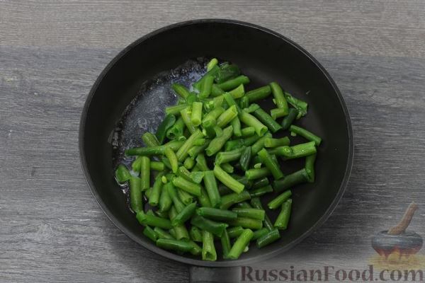 Салат из стручковой фасоли с яйцами и чесноком