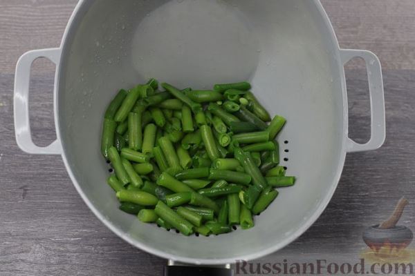 Салат из стручковой фасоли с яйцами и чесноком