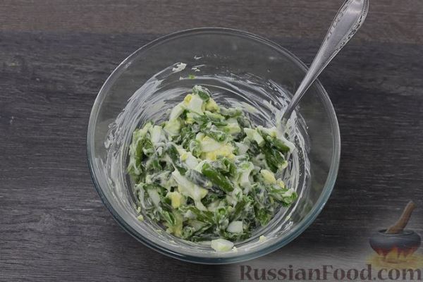 Салат из стручковой фасоли с яйцами и чесноком