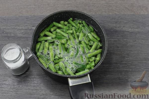 Салат из стручковой фасоли с яйцами и чесноком