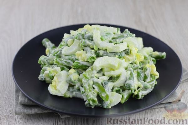 Салат из стручковой фасоли с яйцами и чесноком