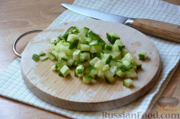 Салат с авокадо, огурцами и сыром