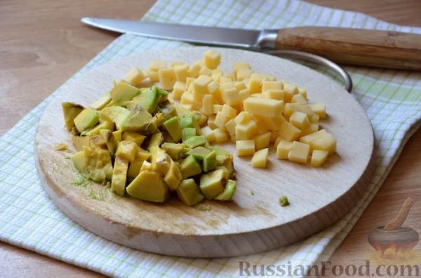 Салат с авокадо, огурцами и сыром