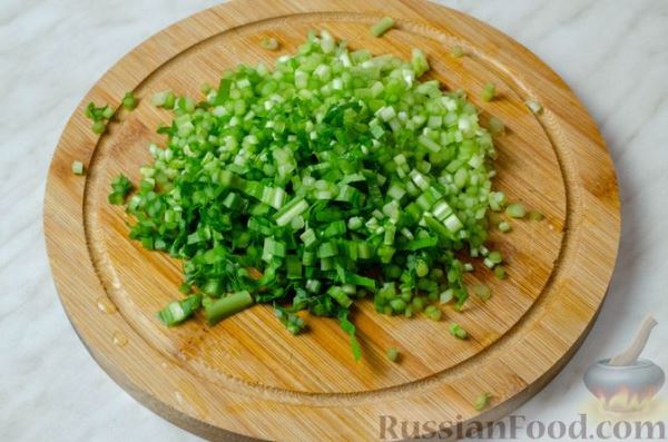 Салат с черемшой, огурцами, зелёным горошком и яичными блинчиками