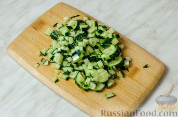 Салат с черемшой, огурцами, зелёным горошком и яичными блинчиками