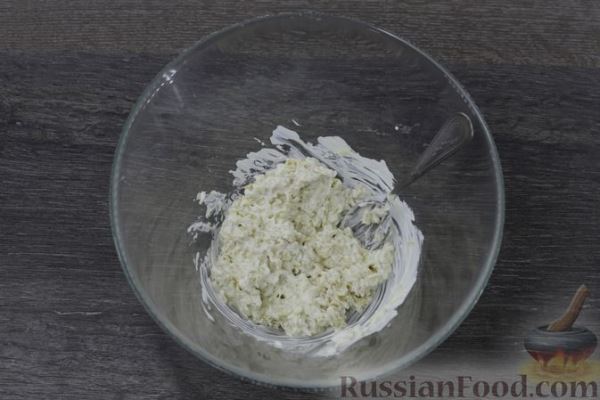 Салат с крабовыми палочками, лапшой быстрого приготовления, огурцом и яйцами