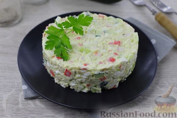 Салат с крабовыми палочками, лапшой быстрого приготовления, огурцом и яйцами