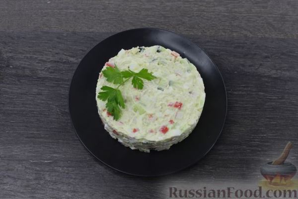 Салат с крабовыми палочками, лапшой быстрого приготовления, огурцом и яйцами