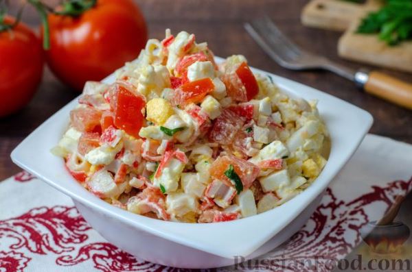 Салат с крабовыми палочками, помидором, брынзой и яйцами