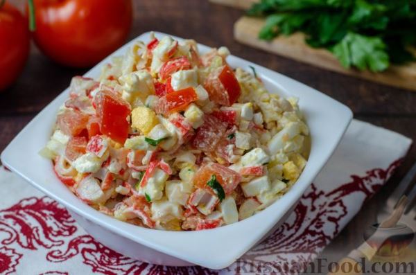 Салат с крабовыми палочками, помидором, брынзой и яйцами