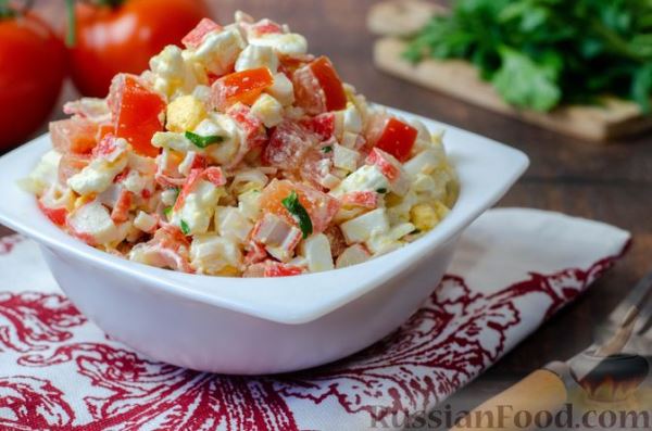 Салат с крабовыми палочками, помидором, брынзой и яйцами