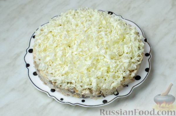 Салат с курицей, шампиньонами, сыром и пекинской капустой